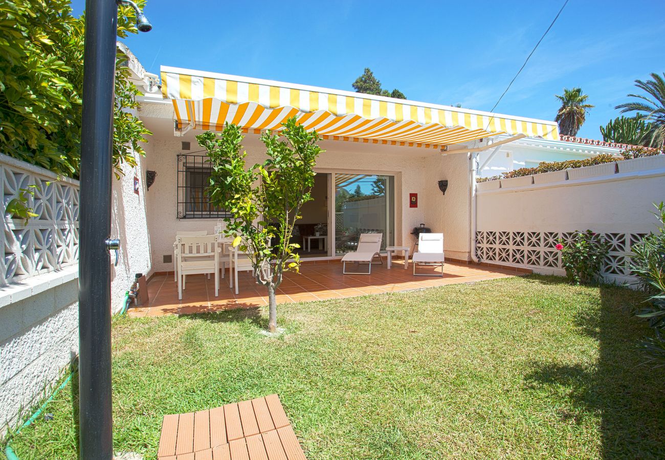 garden of the beachside house for rent in costabella marbella